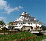「悠里館」　郷土資料館と図書館を併設した施設で、亘理町文化の発信基地になっています。